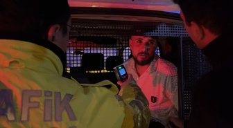 Bursa'da polisten kaçarken lambaya çarpan alkollü sürücüye 420 bin lira ceza kesildi