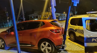Bursa'da sinyalizasyon lambasına çarpan alkollü sürücüye 420 bin lira ceza kesildi