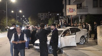 Çorum'da iki aracın karıştığı kazada savrulan araç trafoya çarptı; 4 kişi yaralandı