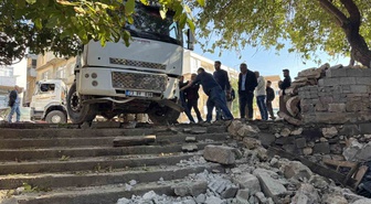 Diyarbakır Çermik'te freni boşalan kamyon evin bahçe duvarına çarptı, can kaybı yok