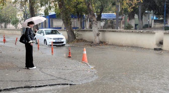 Edirne'de gök gürültülü sağanak cadde ve sokaklarda su birikintilerine yol açtı