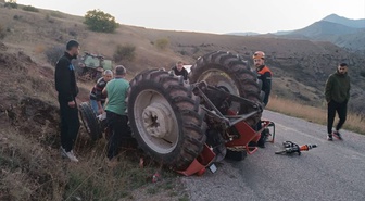 Erzincan Kemah'ta traktör devrildi, sürücü AFAD ve itfaiye ekiplerince kurtarıldı