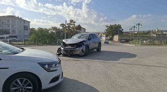 Eskişehir'de çarpışan araçlarda ağır maddi hasar oluştu, muhtar tümsek ve ayna istedi