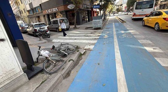 Eskişehir Tepebaşı'nda otomobil bisiklet yolundaki bisikletliye çarptı, o an kamerada