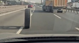 İstanbul E-5 Topkapı'da kamyonun iki tekerleği yerinden çıktı, anlar kameraya yansıdı