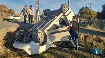 Konya Kulu'da şarampole takla atan hafif ticari araçtaki 3 kişi yara almadan kurtuldu