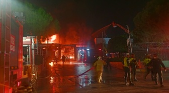 Manisa OSB'deki akü fabrikasında yangın çıktı, itfaiye müdahalesi sürüyor