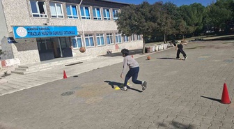 Manisa Sarıgöl'de Milli Eğitim müdürleri geleneksel çocuk oyunları etkinliğini izledi