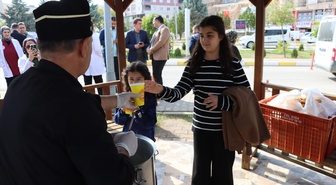 Midyat Devlet Hastanesi önünde her gün vatandaşlara ücretsiz çorba ikram ediliyor