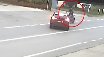 Motosiklet ile otomobilin çarpıştığı kaza kamerada