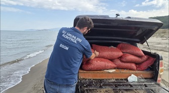 Mudanya'da kaçak avcılıkta 17 el dreçi ve 2 ton 760 kilo kum şırlanı ele geçirildi