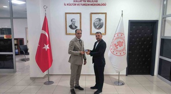 Oktay Demirci, Sanatçı Kartı'nı Malatya İl Kültür ve Turizm Müdür Vekili'nden aldı