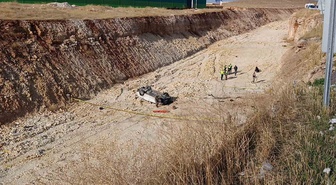 Şanlıurfa'da otomobil 15 metre yükseklikten çalışma yapılan yola uçtu, sürücü öldü