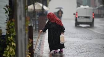 Sarı kodlu uyarı yayımlanan Edirne'de sağanak su birikintisi oluşturdu