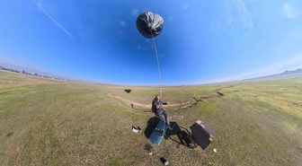 Sinanpaşa'da Halil Akdeniz, yaklaşık 600 çöp poşetinden güneş enerjili balon yaptı