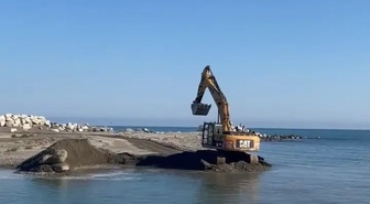 Sinop'ta Ayancık Kaymakamlığı zarar gören balıkçı barınağında temizlik başlattı
