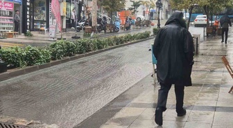 Tekirdağ Süleymanpaşa'da şiddetli sağanak yolları dereye çevirdi, hayatı etkiledi