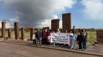 Tutaklı çocuklar Ahlat’ın tarihi mirasını keşfetti