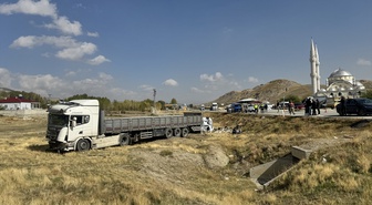 Van Gürpınar'da tır ile minibüs çarpıştı, kazada 1 kişi öldü, 11 kişi yaralandı