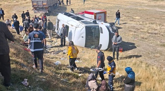 Van Gürpınar'da TIR ile yolcu minibüsü çarpıştı, 1'i ağır, 11 kişi yaralandı
