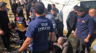 Van Gürpınar'da tır yolcu minibüsüne çarptı, 11 kişi yaralandı