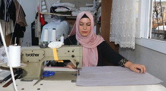 Adana'da muhtar Nazife Tuzlar Elaldı, terzilikle mahallelinin sorunlarını dinliyor