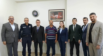 Ağın Kaymakamı Yılmaz, teknoloji sınıfı yaptıran iş insanı Taşbaşı'na plaket verdi