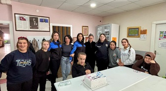 Amasya'da polis, özel eğitim gören 15 öğrenciye doğum günü sürprizi yaptı