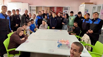 Amasya'da polis, özel gereksinimli 15 öğrenciye doğum günü sürprizi yaptı