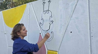 Bandırma'da Öğretmenevi'nin istinat duvarı gönüllü sanat çalışmasıyla renkleniyor