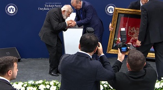 Cumhurbaşkanı Erdoğan'dan elini öpmek isteyen Prof. Dr. Sadettin Ökten'e saygı dolu karşılık