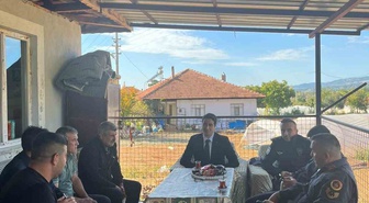Denizli Beyağaç'ta Kaymakam Haydari, okul dönüşü kaza geçiren öğrenciyi ziyaret etti