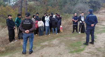 Edirne Enez'de yasa dışı yollarla Avrupa'ya gitmek isteyen 18 kaçak göçmen yakalandı