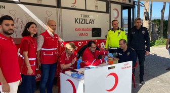 İslahiye'de emniyet personeli, Kızılay'ın mobil aracında kan bağışladı