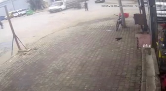İzmir Bornova'da motosiklet kamyonetin altına girdi, sürücü sıyrıklarla kurtuldu