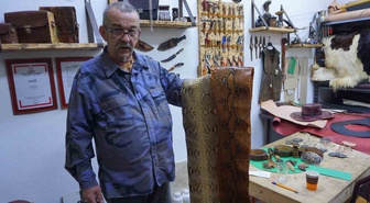 İzmir'de deri ustası Mehdi Vudine, el işi deri zanaatını çırak yetiştirerek yaşatıyor