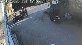 İzmir Ödemiş'te traktöre çarpan motosiklet durağa da çarptı, sürücü ağır yaralandı