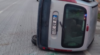 Karabük Eskipazar'da refüje çarpan otomobil devrildi, 1 kişi yaralandı.
