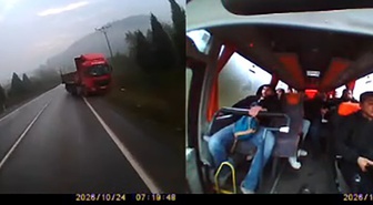 Karabük'te hatalı sollayan tır, 24 kişilik işçi servisine tehlike yaşattı