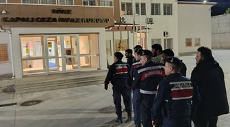 Kuşadası'da minibüste 20 kaçak göçmen yakalandı, 5 organizatör şüphelisi tutuklandı