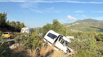 Muğla Bodrum'da makas atan otomobil minibüsle çarpıştı, 2 kişi yaralandı