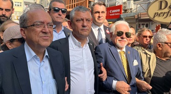 Özgür Özel, İzmir'de basın emekçileri için yürüyüşte iki sıra arkadan yürüdü