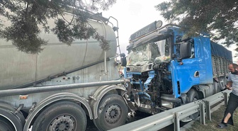 Samsun İlkadım'da tır, mikser ve kamyonun karıştığı kazada tır şoförü yaralandı