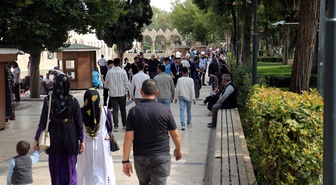 Şanlıurfa'da 25 dereceyi aşan sıcakta ziyaretçiler Balıklıgöl'e akın etti