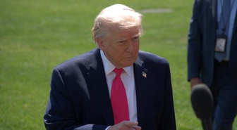 Trump, İran'a yeni saldırı ve İran'ın petrolünü ele geçirme seçeneğini yineledi