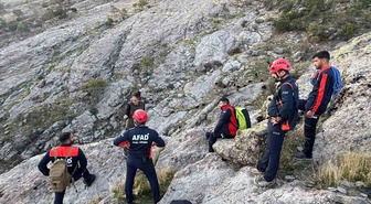 Tunceli'de sarp kayalıklarda günlerdir mahsur kalan keçileri AFAD kurtardı