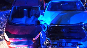 Adıyaman Kahta'da iki hafif ticari araç çarpıştı, 4'ü çocuk 8 kişi yaralandı