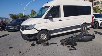 Alanya'da minibüsle çarpışan motosikletin 20 yaşındaki sürücüsü hastanede öldü
