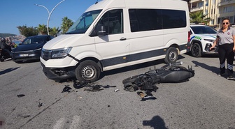Alanya'da motosiklet minibüs çarpıştı, üniversiteli genç kız hayatını kaybetti