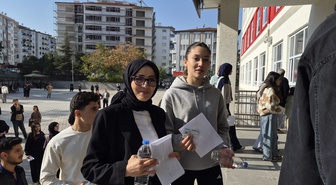 Malatya'da anne ve kızı KPSS'ye aynı okulda girdi! Kızı hazırlıkta annesine yardım etti